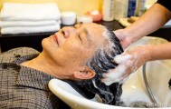 洗头可能影响寿命？医生提醒：60岁以后，牢记洗头“5不要”